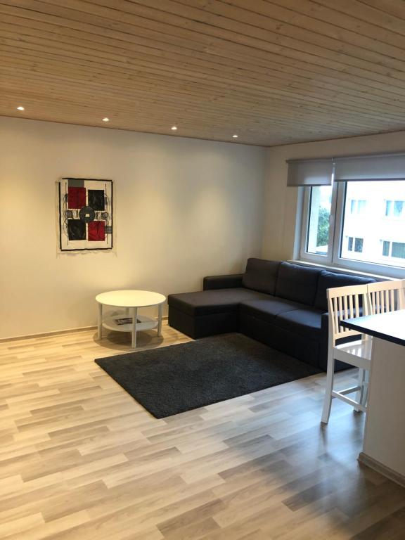 un soggiorno con divano e tavolo di Modern cozy 2 bedroom apartment near City center a Pärnu