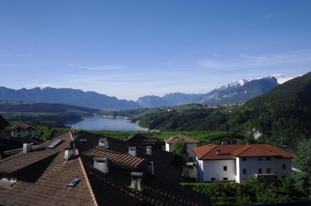 - Vistas a una ciudad con lago y montañas en Agriturismo Casa Preti, en Revò