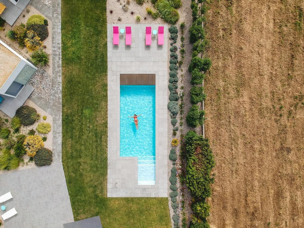 una vista aérea de una piscina con una persona en ella en Flamboyant Boutique B&B, en Caldas da Rainha