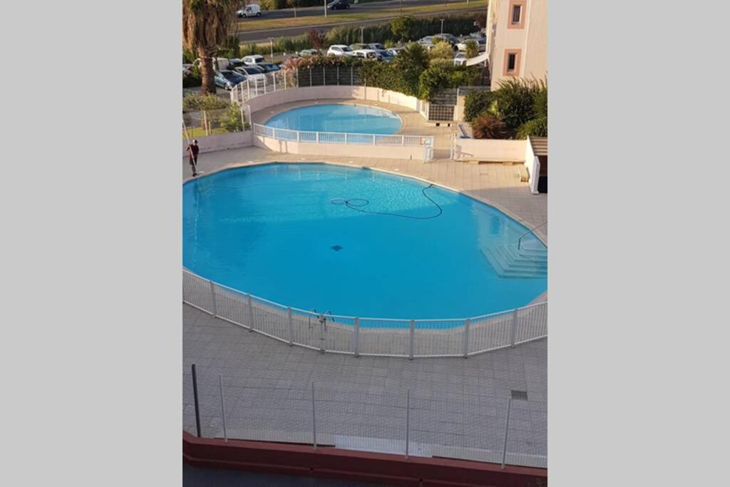 an overhead view of two swimming pools at jolies studios avec piscines et parking privé 800m de la plage le grau du roi in Le Grau-du-Roi