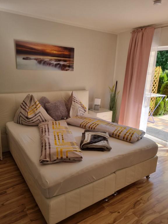 OberaichwaldAlpe-Adria Apartment Chanel (Top 6 mit Garten)的客厅配有带枕头的沙发。
