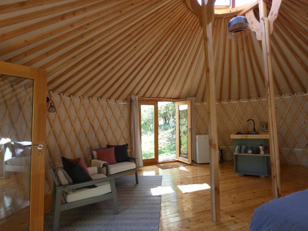 - une chambre dans une yourte avec un lit et un canapé dans l'établissement modern Mongolian yurt, à Grohoţele