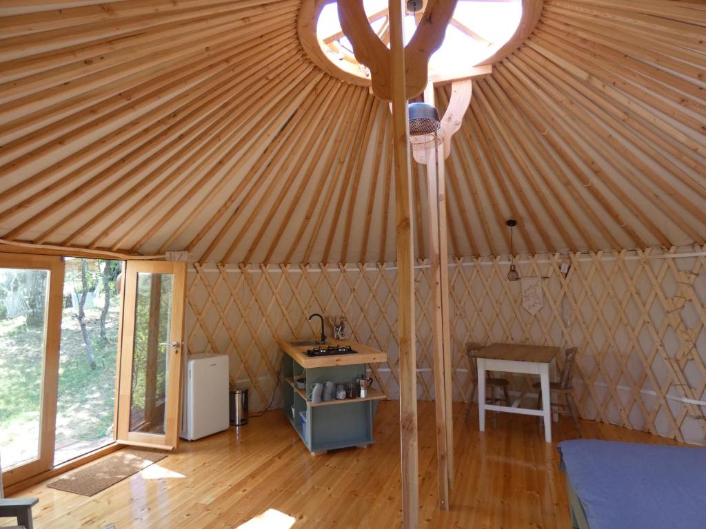 Postel nebo postele na pokoji v ubytování Romantic yurt in Apuseni mountains
