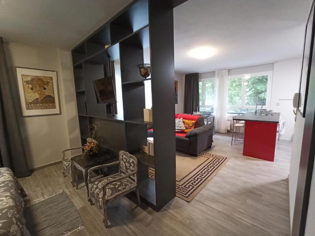 una sala de estar con un sofá y una mesa en Loft Carrión, en Carrión de los Condes