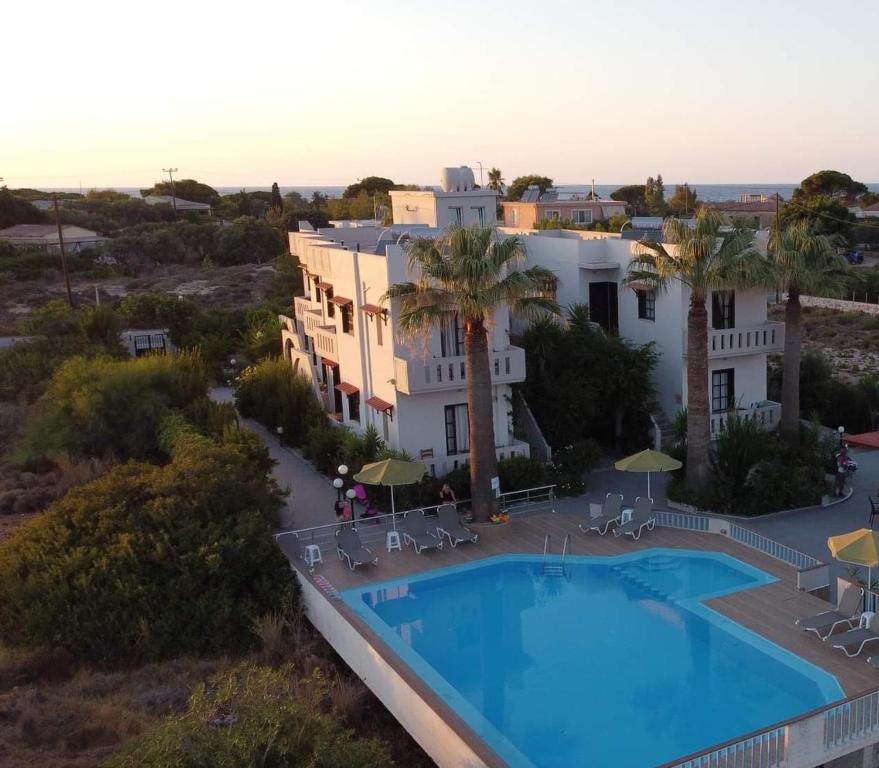 vista aerea di un resort con piscina di Cathrin Suites a Stavros