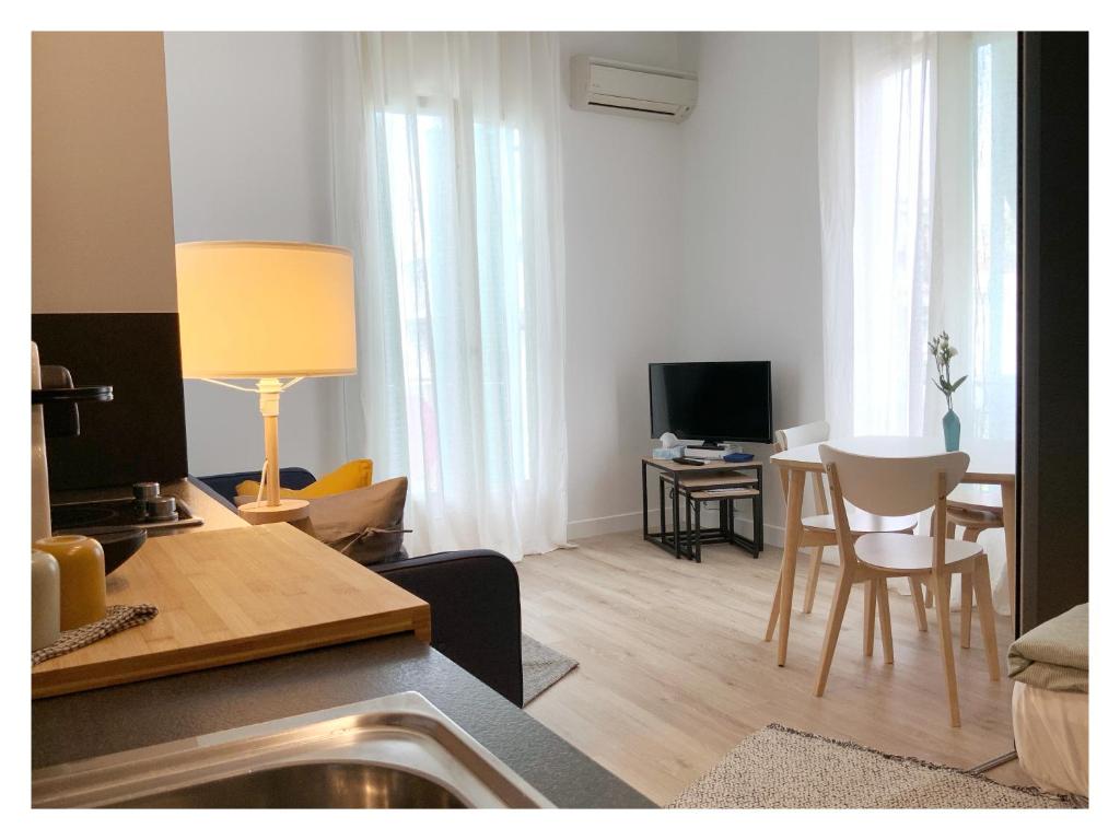 een woonkamer met een bank en een tafel met stoelen bij Maison de Côte - Felice in Nice