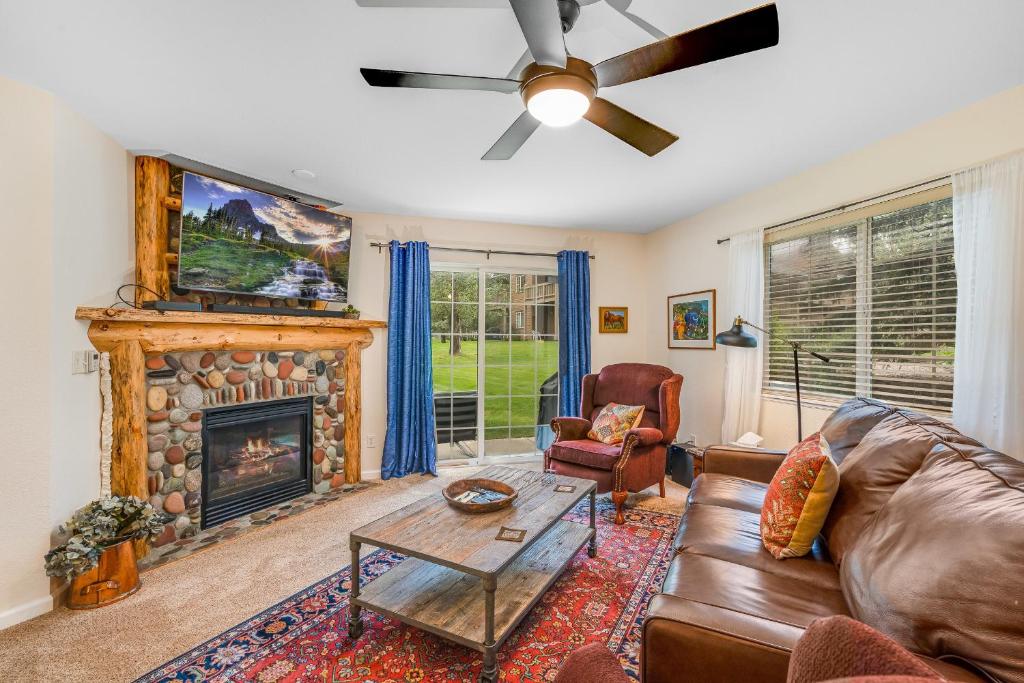 ein Wohnzimmer mit einem Sofa und einem Kamin in der Unterkunft Villas 1425 condo in Steamboat Springs