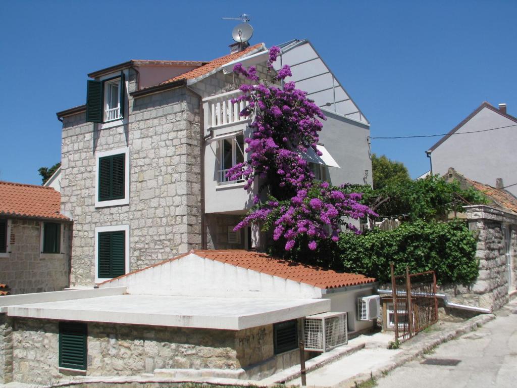 ein Haus mit lila Blumen auf der Seite in der Unterkunft Split Center Suites in Split