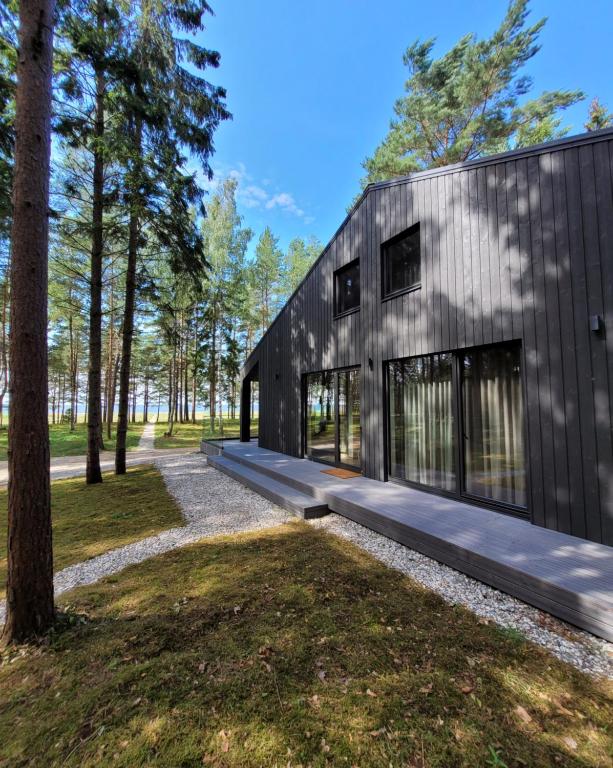 a modern house with a black facade at Beach House Trimpas 