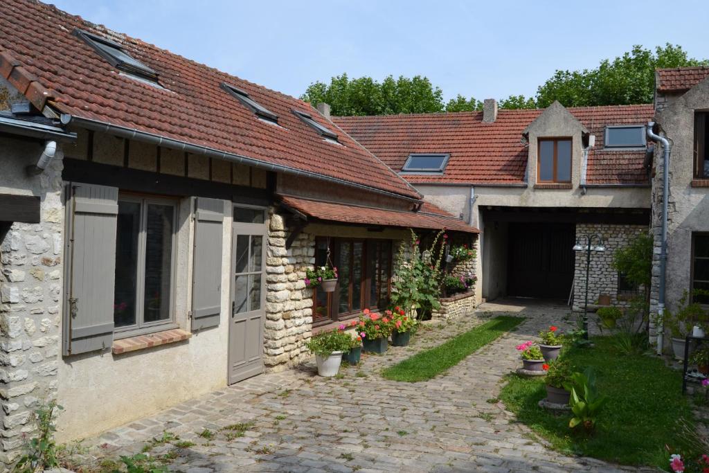 - un groupe de maisons fleuries dans la cour dans l'établissement Clos Caritan, à Perdreauville