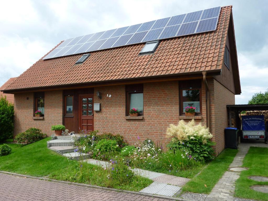 una casa con paneles solares en el techo en Gästezimmer im "Haus im Wellenfeld", en Peine