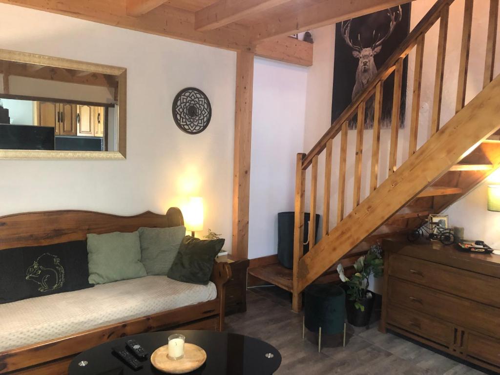 sala de estar con cama y escalera en Charmant Duplex T3 avec Balcon - Halle Olympique en Albertville