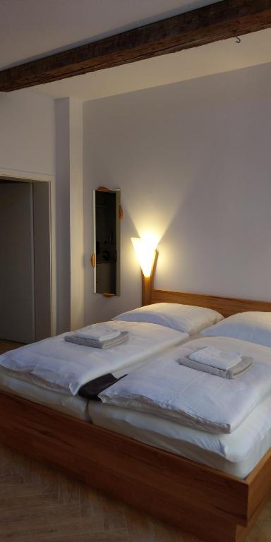 Postel nebo postele na pokoji v ubytování La Rustica Altstadthotel