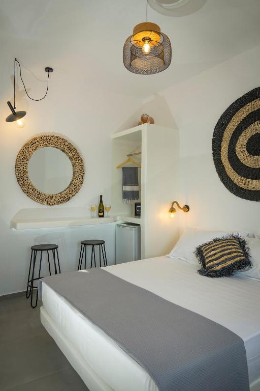 Postel nebo postele na pokoji v ubytování Perigiali Rooms & Apartments Folegandros