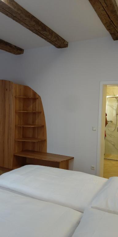 Postel nebo postele na pokoji v ubytování La Rustica Altstadthotel