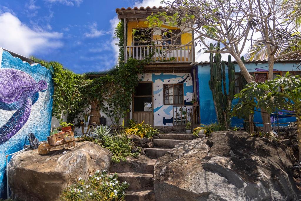 a house with a painting on the side of it at Ideal y linda casita en San Cristóbal-Galápagos in San Cristobal