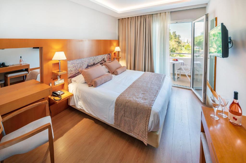 Postel nebo postele na pokoji v ubytování Maritina Hotel
