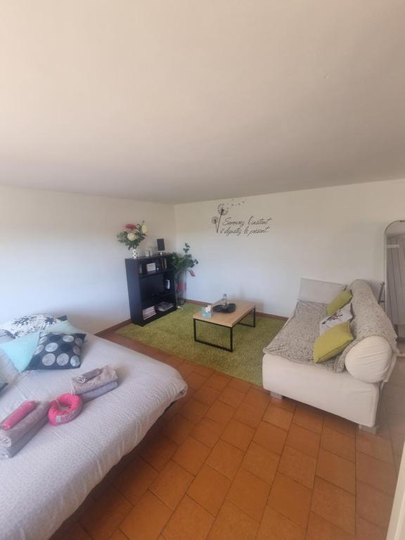 uma sala de estar com duas camas e um sofá em MADE IN PROVENCE proche Cassis em Les Barles
