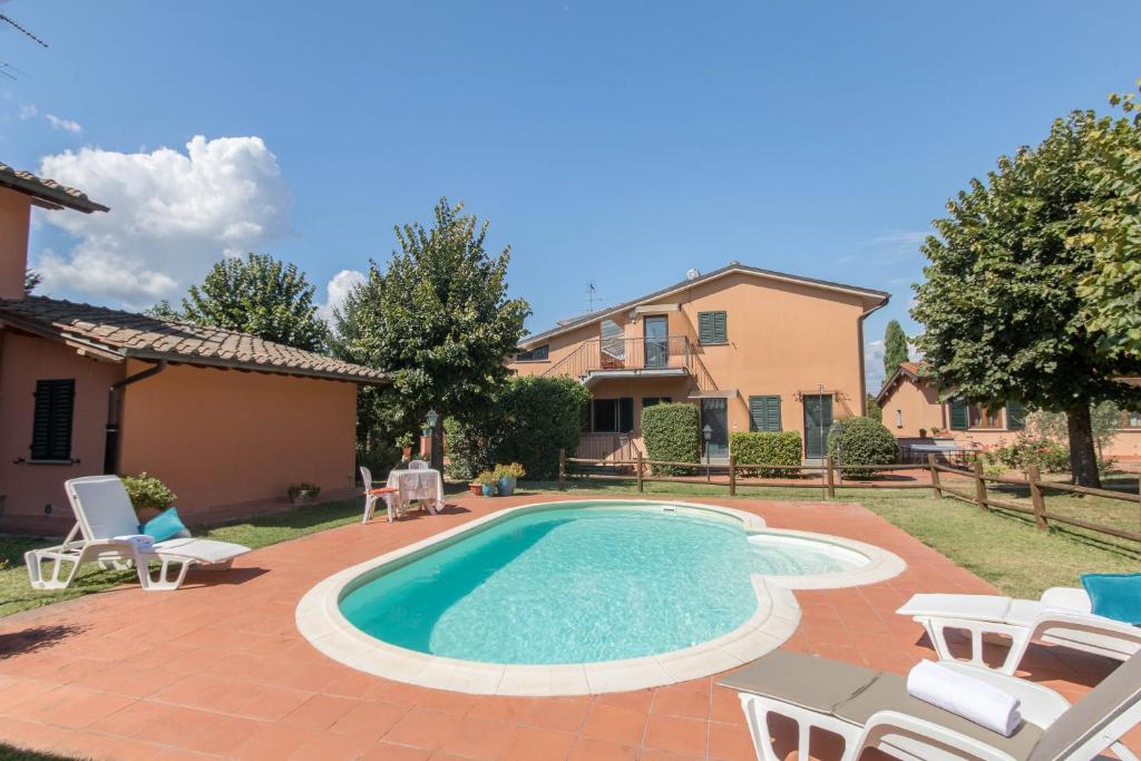 Bazén v ubytování Residence Mugello Resort nebo v jeho okolí