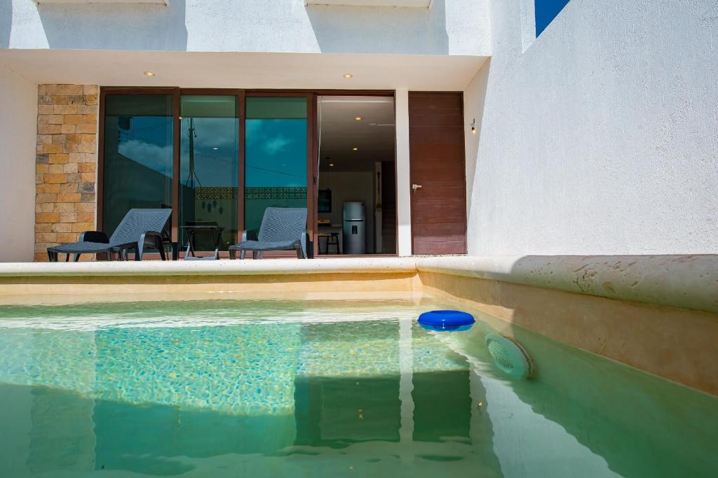 Imagen de la galería de 97982 New Modern Villa, PRIVATE pool, high internet speed, 2 blocks from the beach, en Chicxulub
