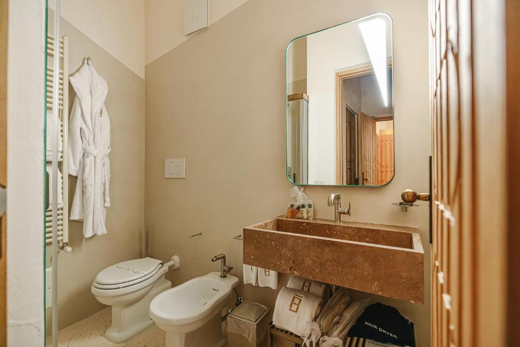 A bathroom at BAYIT Charming Place