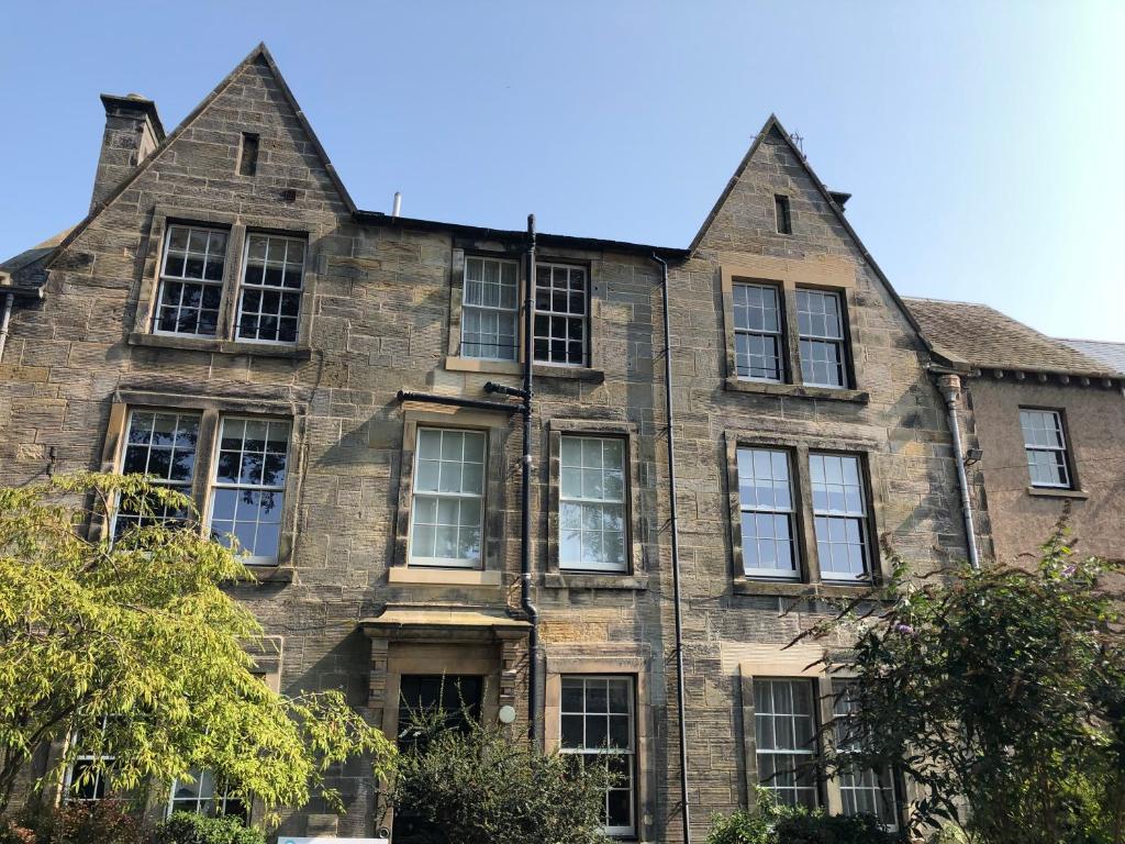 un antiguo edificio de piedra con un montón de ventanas en Lade Braes Lane, Westview House, Westview, St. Andrews, Fife, KY16 9ED en St Andrews