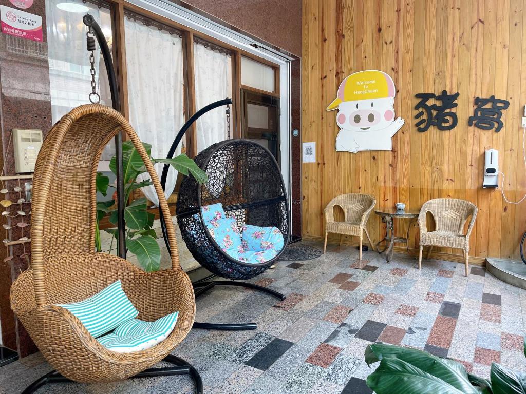 Posezení v ubytování 墾丁PigHouse 豬窩親子包棟B館