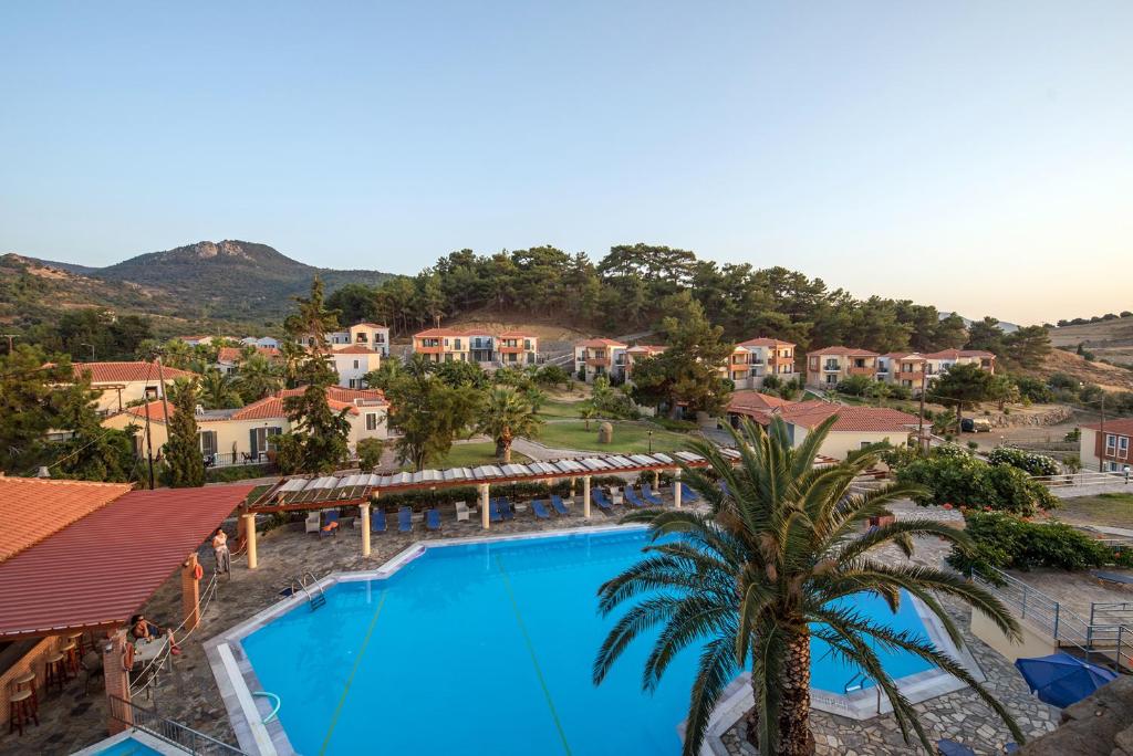 uma vista aérea de um resort com uma piscina em Alma Hotel em Pétra