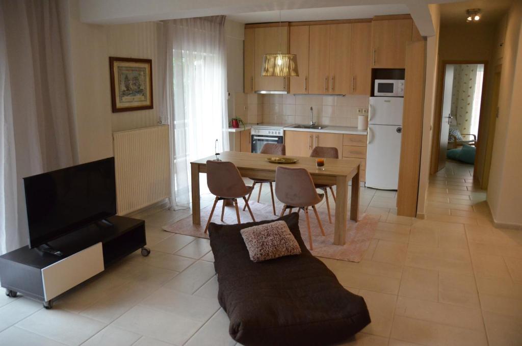 cocina y sala de estar con mesa y sofá en STEFANIAS HOUSE, en Tesalónica