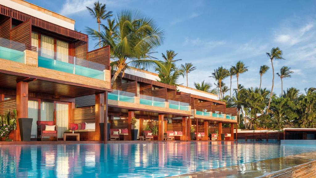 un complexe avec une piscine et des palmiers dans l'établissement Essenza Hotel, à Jericoacoara