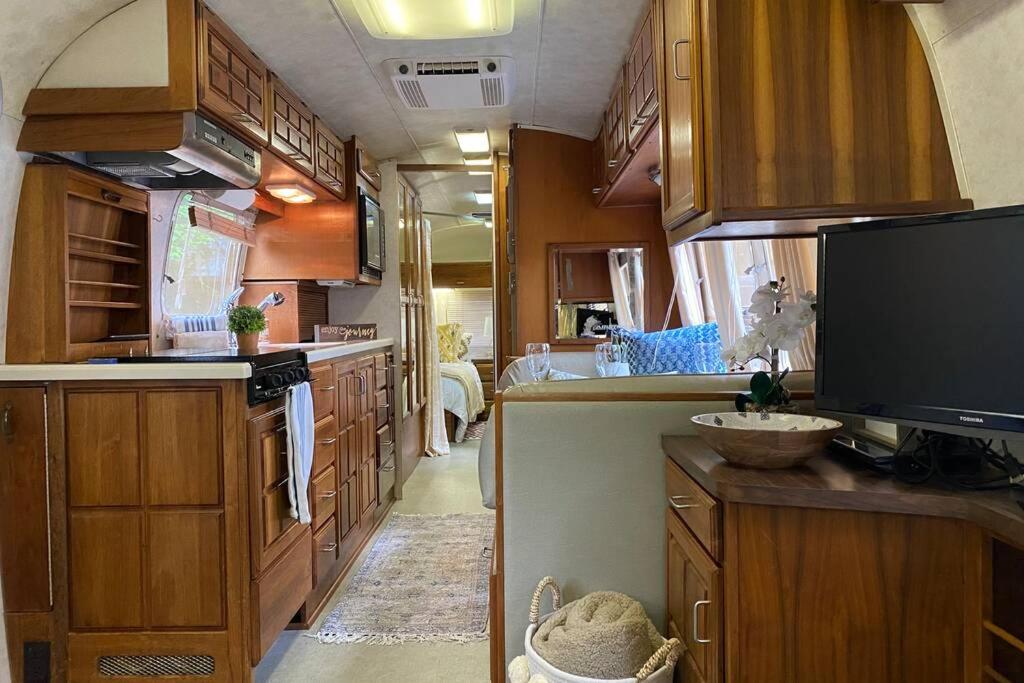 Kuchyň nebo kuchyňský kout v ubytování Beautiful Airstream, Beaufort SC-Enjoy the Journey