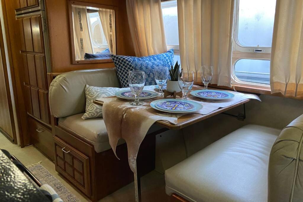 Posezení v ubytování Beautiful Airstream, Beaufort SC-Enjoy the Journey
