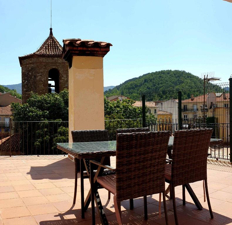 una mesa y sillas en un patio en Casa Lola - Terraza panorámica en el centro del pueblo en Sant Joan de les Abadesses