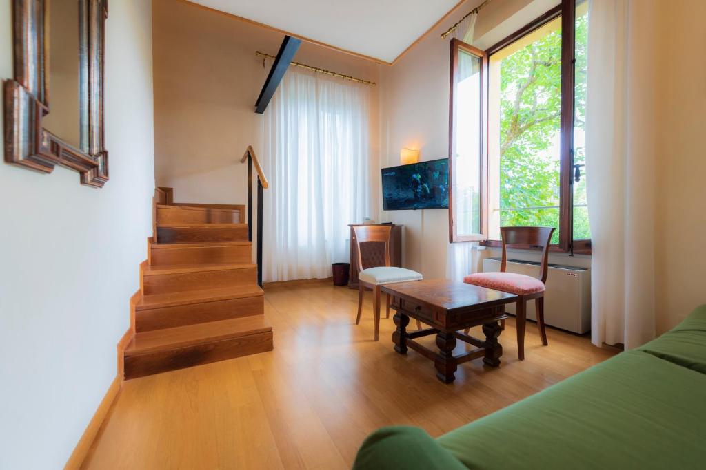 TV a/nebo společenská místnost v ubytování Villa Scacciapensieri Boutique Hotel