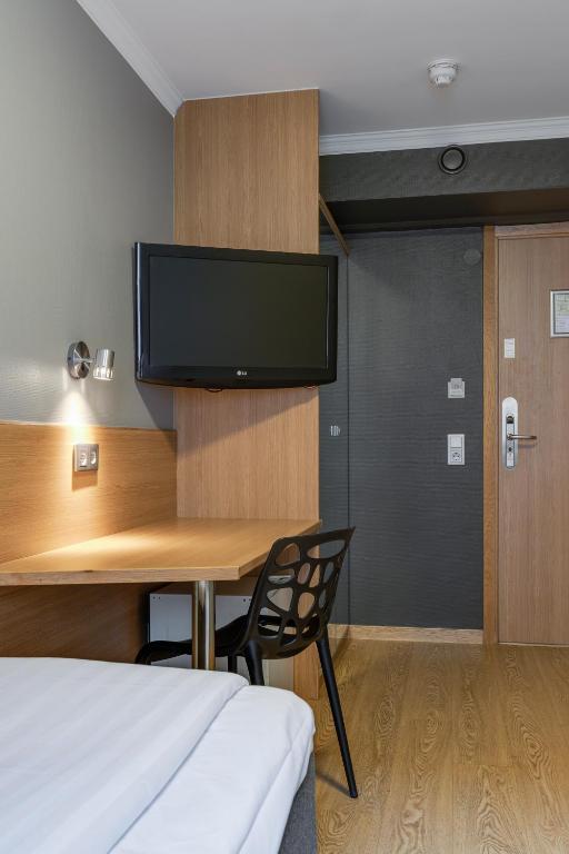 TV a/nebo společenská místnost v ubytování Göteborgs Mini-Hotel
