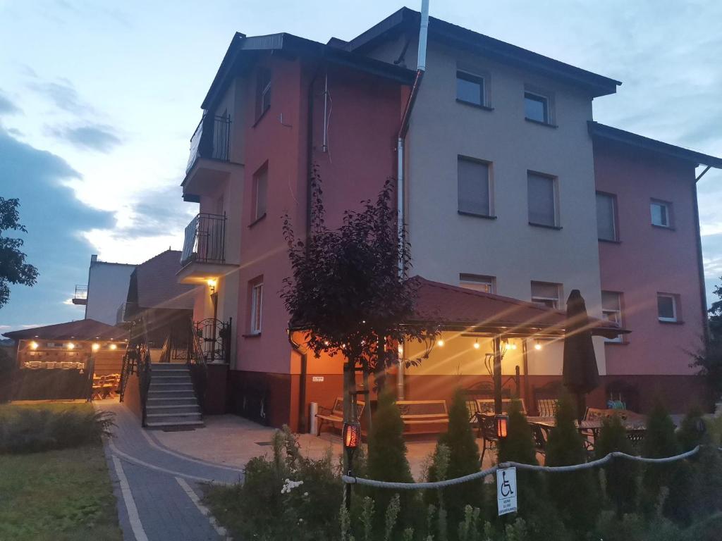 un edificio con un restaurante frente a él en Willa Leszczynko en Leszno