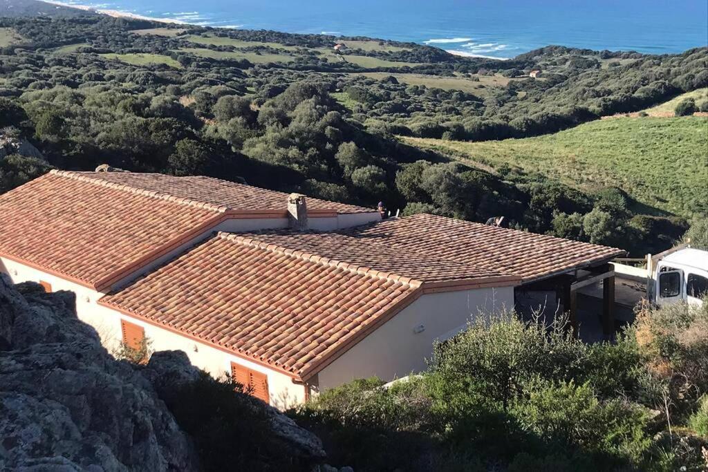 widok na dom na wzgórzach w obiekcie Villa in Sardinia Isola Rossa minutes from beaches w mieście Isola Rossa