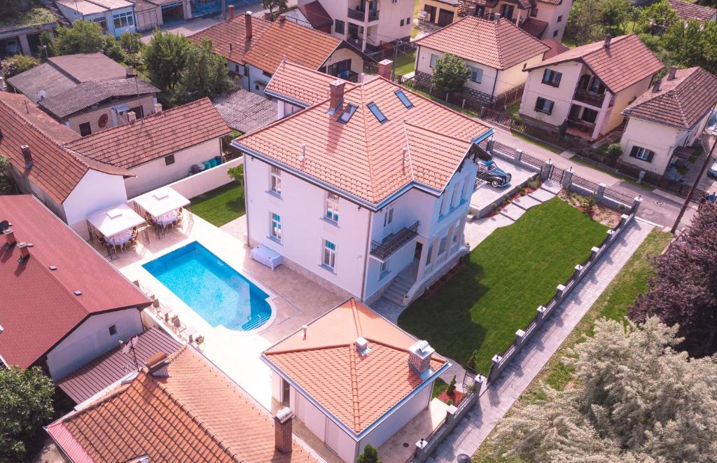 vista aerea di una casa con piscina di Vila Samokres sa bazenom a Banja Koviljača