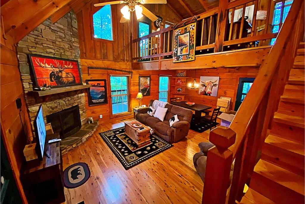 GYPSY ROAD - Privacy! Log Cabin with Hot Tub, WiFi, DirecTV and Arcade