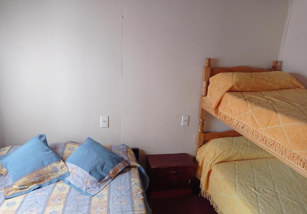 埃爾卡拉法特的住宿－卡拉法特舊旅館，一间卧室配有两张双层床。