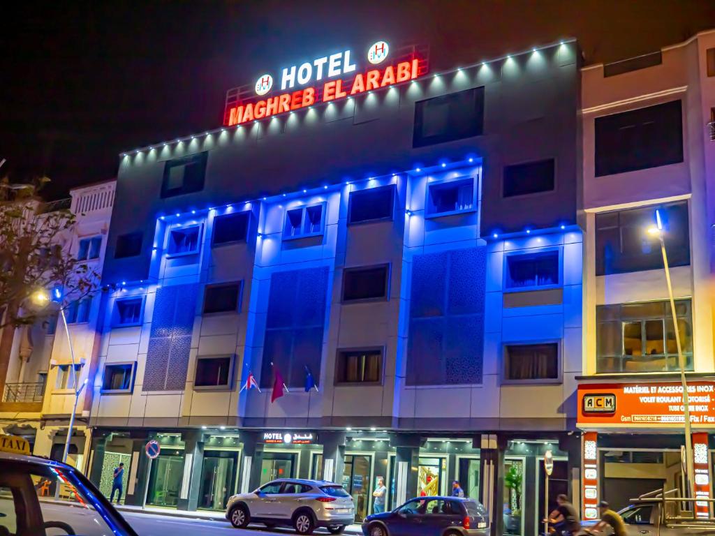 ein Hotel mit einem blauen Schild auf der Vorderseite in der Unterkunft Hotel Maghreb El Arabi in Nador