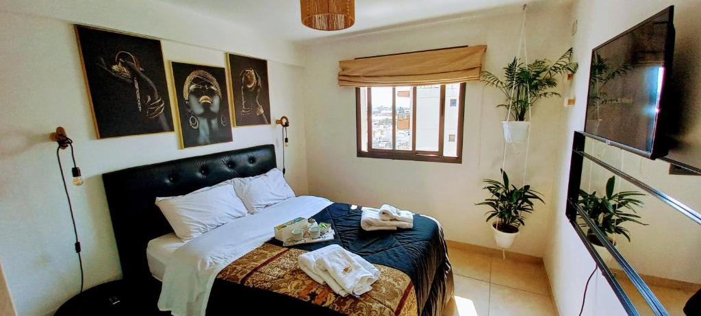 a bedroom with a bed with towels on it at Alto Tucumán in Cordoba