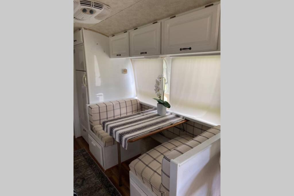 Kuchyň nebo kuchyňský kout v ubytování Amazing Airstream, Beaufort, SC-Enjoy the Journey