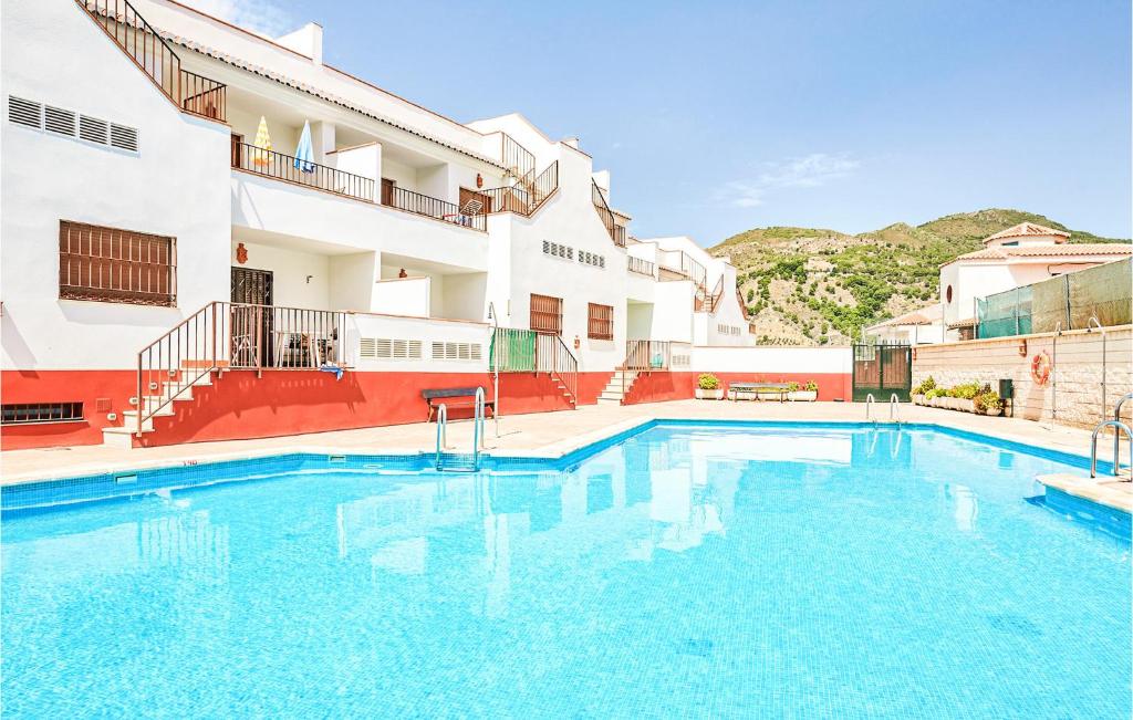 uma grande piscina em frente a um edifício em Amazing Apartment In Granada With Kitchenette em Granada