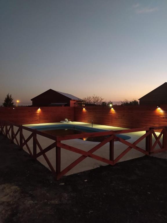 a ping pong table in a backyard at night at UBUNTU in Concepción del Uruguay