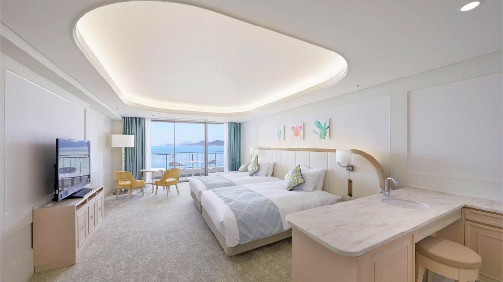 Postel nebo postele na pokoji v ubytování Karatsu Seaside Hotel