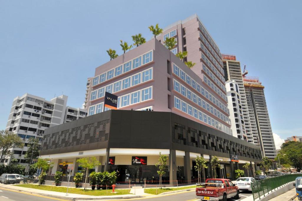 uma representação de um edifício numa rua da cidade em Value Hotel Thomson em Singapura
