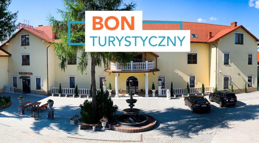 a building with a sign that reads bon tumiry at Hotel Wellness & SPA Antyczny Dwór in Rudna Mała