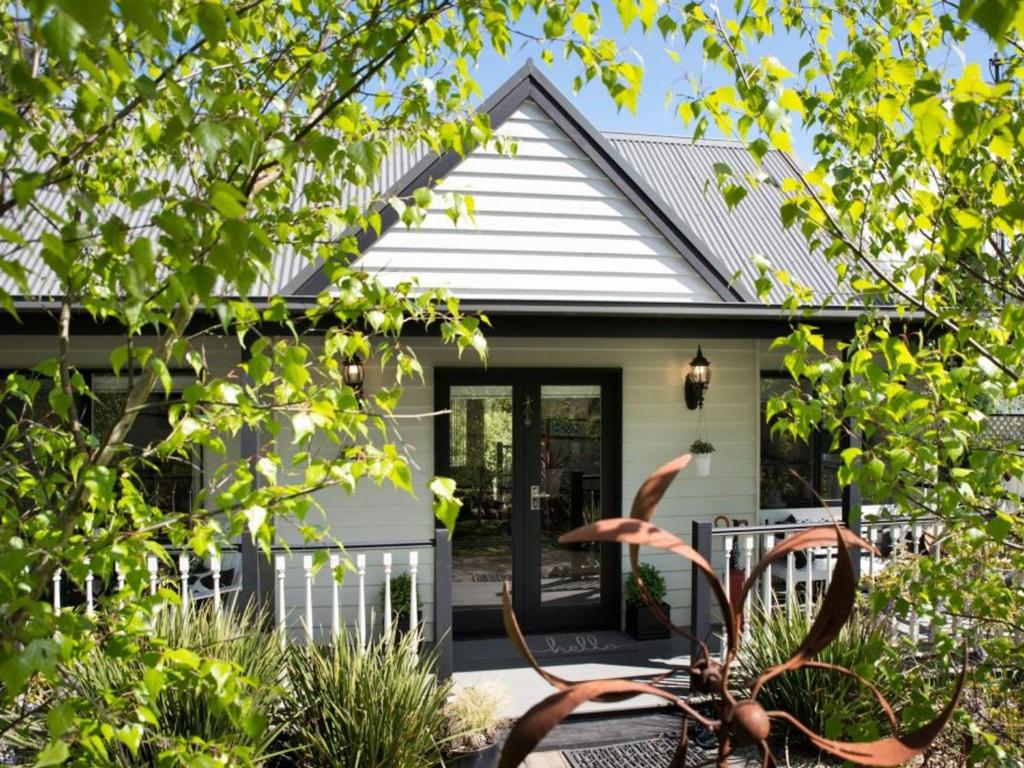 une maison avec une statue devant elle dans l'établissement Cottage 4A, à Daylesford