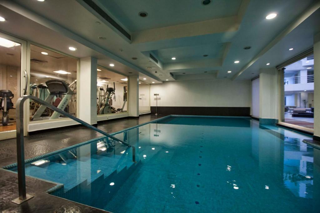 Bazén v ubytování Avalon Courtyard Residence Suites nebo v jeho okolí